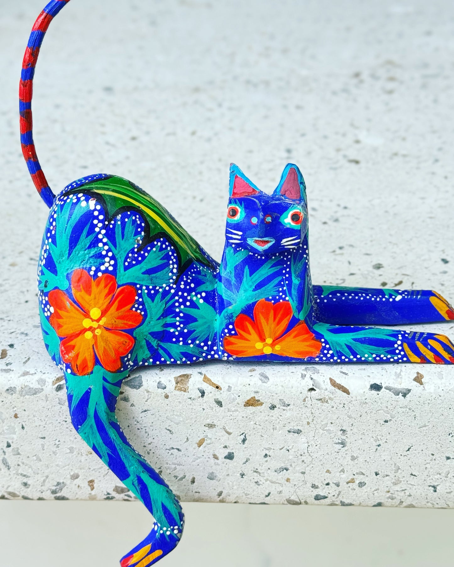 Alebrije gato sentado repisa