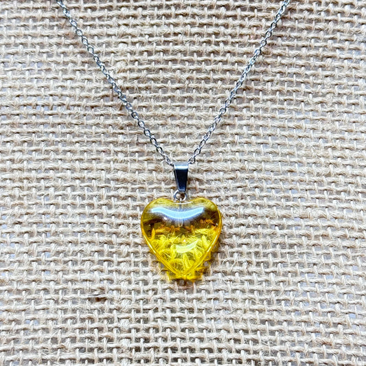 Corazón en acrílico con cadena amarillo